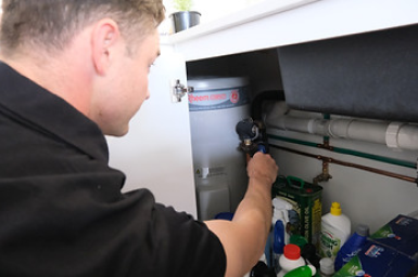 RaeCo Plumber Checking Gas System